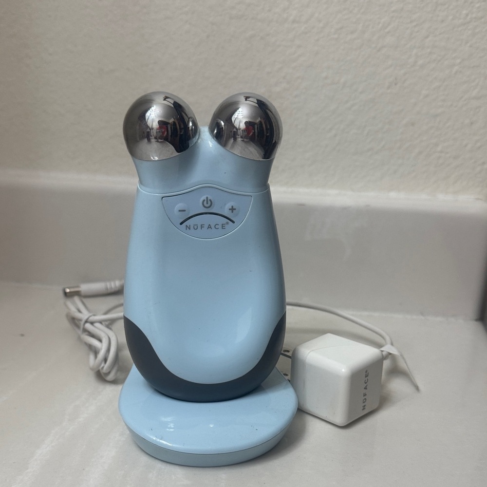 NuFace Trinity Facial Toning Device in Soft Blue Excellent!